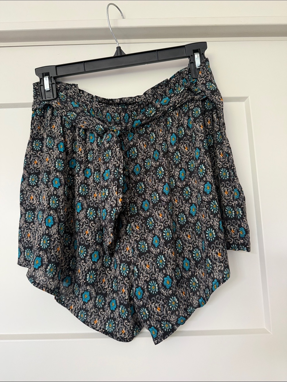 NWT Hayden Los Angeles Boho Floral-Print Elastic-Waist Shorts with Tie front